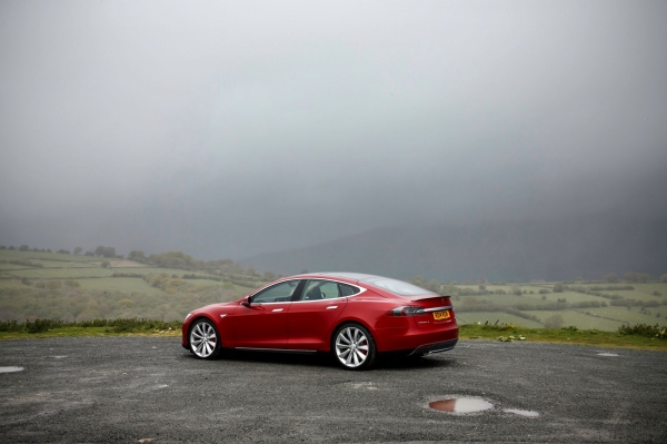 Tesla Model S (wersja dla ruchu lewostronnego)