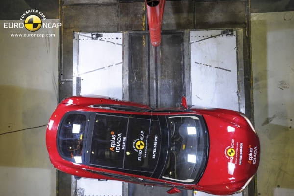 Tesla Model S podczas testów zderzeniowych Euro NCAP