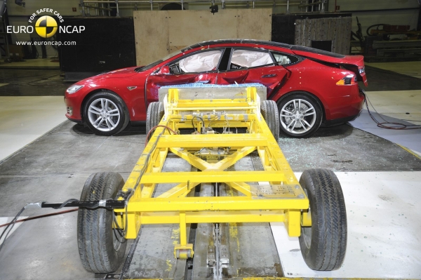 Tesla Model S podczas testów zderzeniowych Euro NCAP