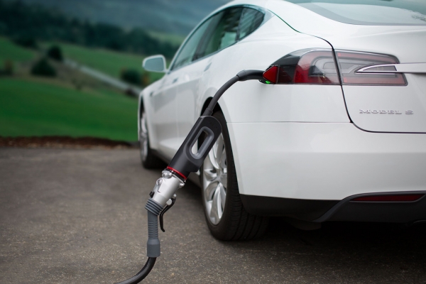 Tesla Model S ładowana z CHAdeMO poprzez adapter