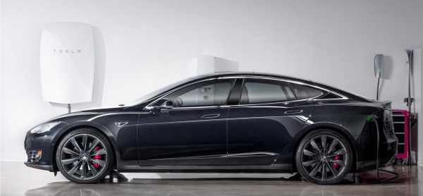Tesla Model S i naścienny magazyn energii Tesla Powerwall