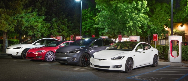 Samochody Tesla Model S i X na stacji szybkiego ładowania Tesla Supercharger