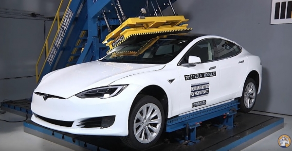 Tesla Model S kontra prasa hydrauliczna