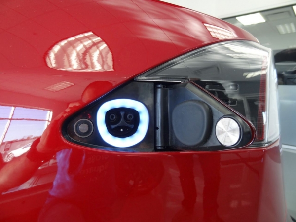 Tesla Model S - port ładowania wersji północnoamerykańskiej