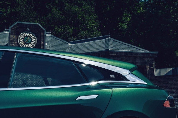 Tesla Model S przerobiona na kombi przez Niels van Roij Design/RemetzCar