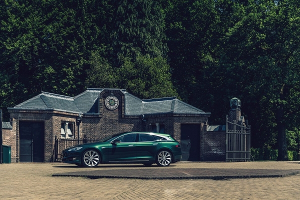 Tesla Model S przerobiona na kombi przez Niels van Roij Design/RemetzCar
