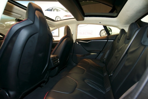 Tesla Model S - Tylne siedzenie - płaska podłoga i trzy miejsca siedzące