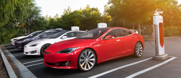 Samochody Tesla Model S i X na stacji szybkiego ładowania Tesla Supercharger