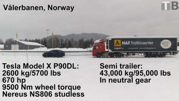 Tesla Model X P90D holuje tira