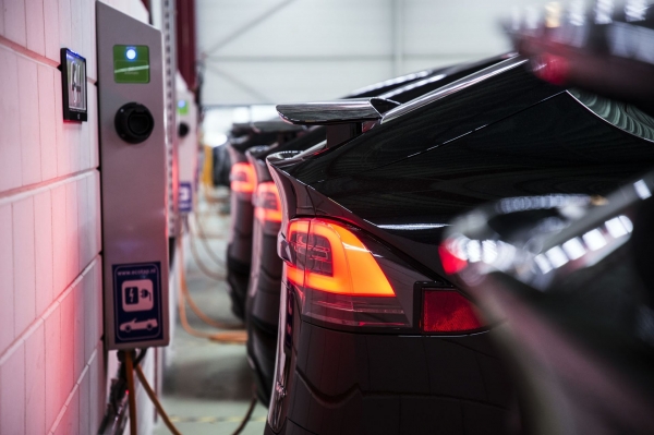 Tesla Model X - taksówki obsługujące port lotniczy Amsterdam-Schiphol