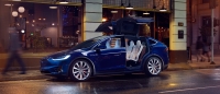 Demonstracja sokolich drzwi Tesli Model X w deszczu
