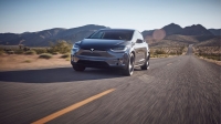 Edmunds testuje możliwości holowania przez Teslę Model X