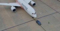 Tesla Model X holuje samolot Boeing 787-9 Dreamliner - nagranie