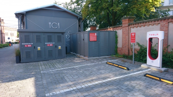 Trzecia otwarta stacja szybkiego ładowania Tesli w Polsce, na terenie centrum City Park Poznań przy ul. Wyspiańskiego 26A