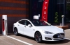 Tesla Model S podłączna do terminalu Superładowarki w UK