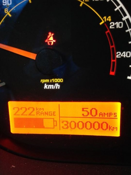 Tesla Roadster - licznik z rekordowym przebiegiem 300 tys. km