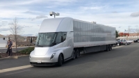 Srebrna Tesla Semi przemierza USA w ramach demonstracji