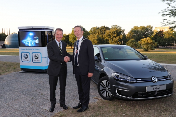 Volkswagen e-Golf obok mobilnej ładowarki