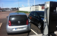 Prototyp Volkswagena e-up! podłączony do szybkiej ładowarki CHAdeMO