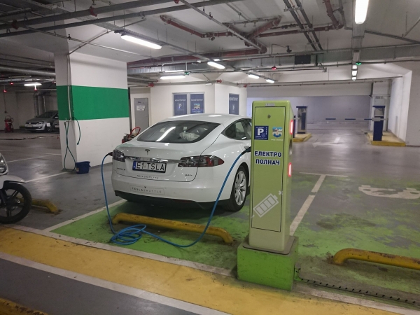 Wakacyjna wyprawa EV z Polski na Bałkany - Darmowa ładowarka w centrum Skopje, Macedonia
