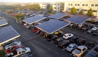 Słoneczne drzewa Envision Solar na parkingu Della